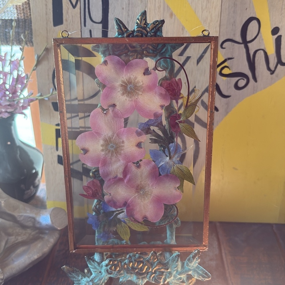 Vintage Cottagecore Pressed Dried Flowers In Glass With Copper Trim Banding. 🌺